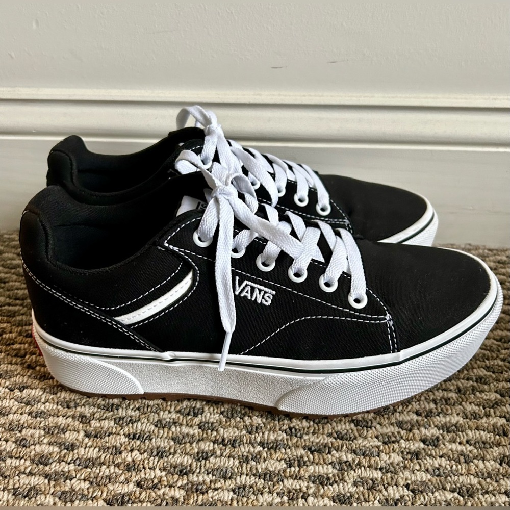 LIKE NEW!!! Vans Women's Seldan Platform Sneakers, size 8.5